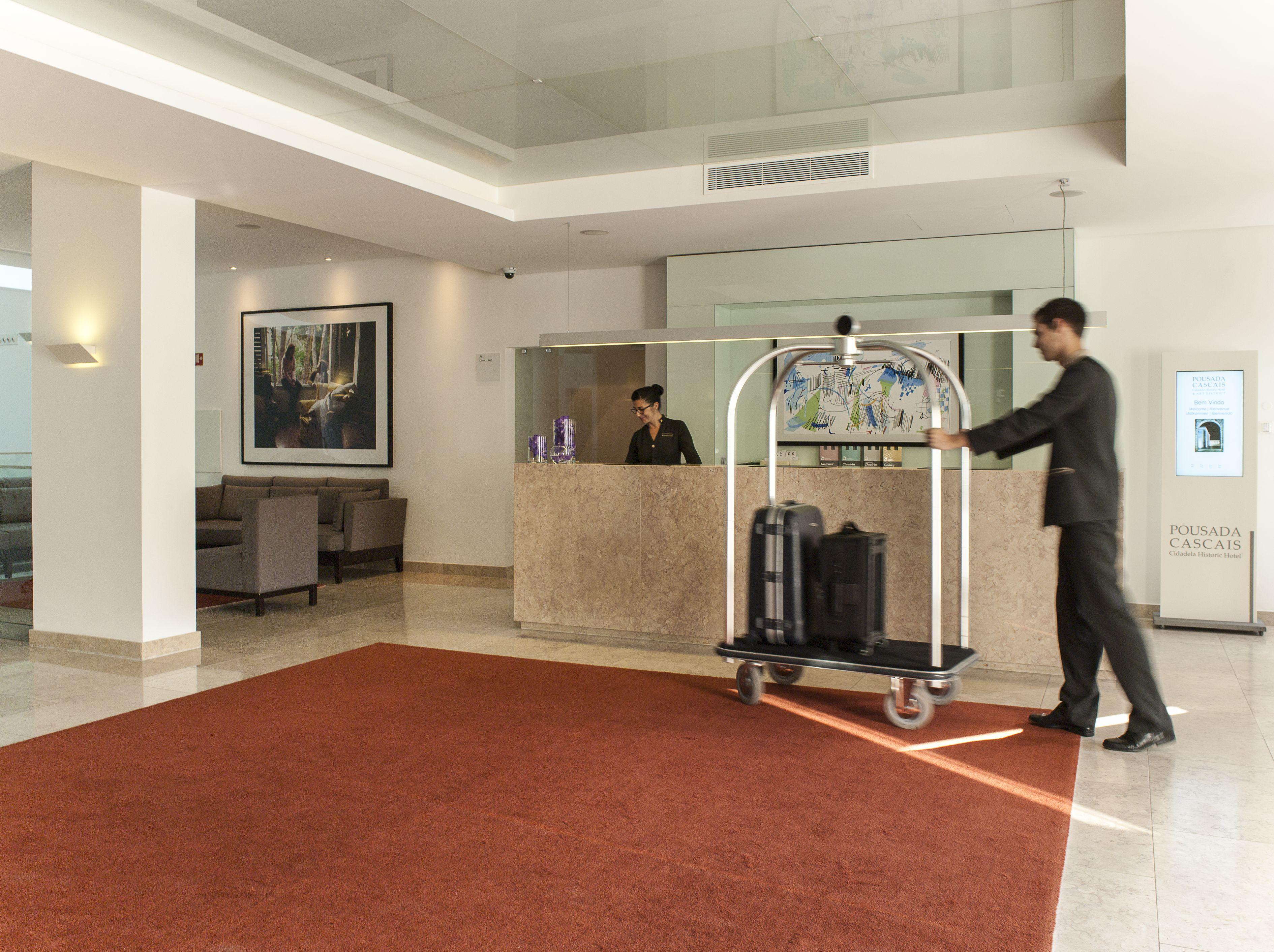 Pestana Cidadela Cascais - Pousada & Art District Exteriér fotografie A bellboy pushing a luggage cart