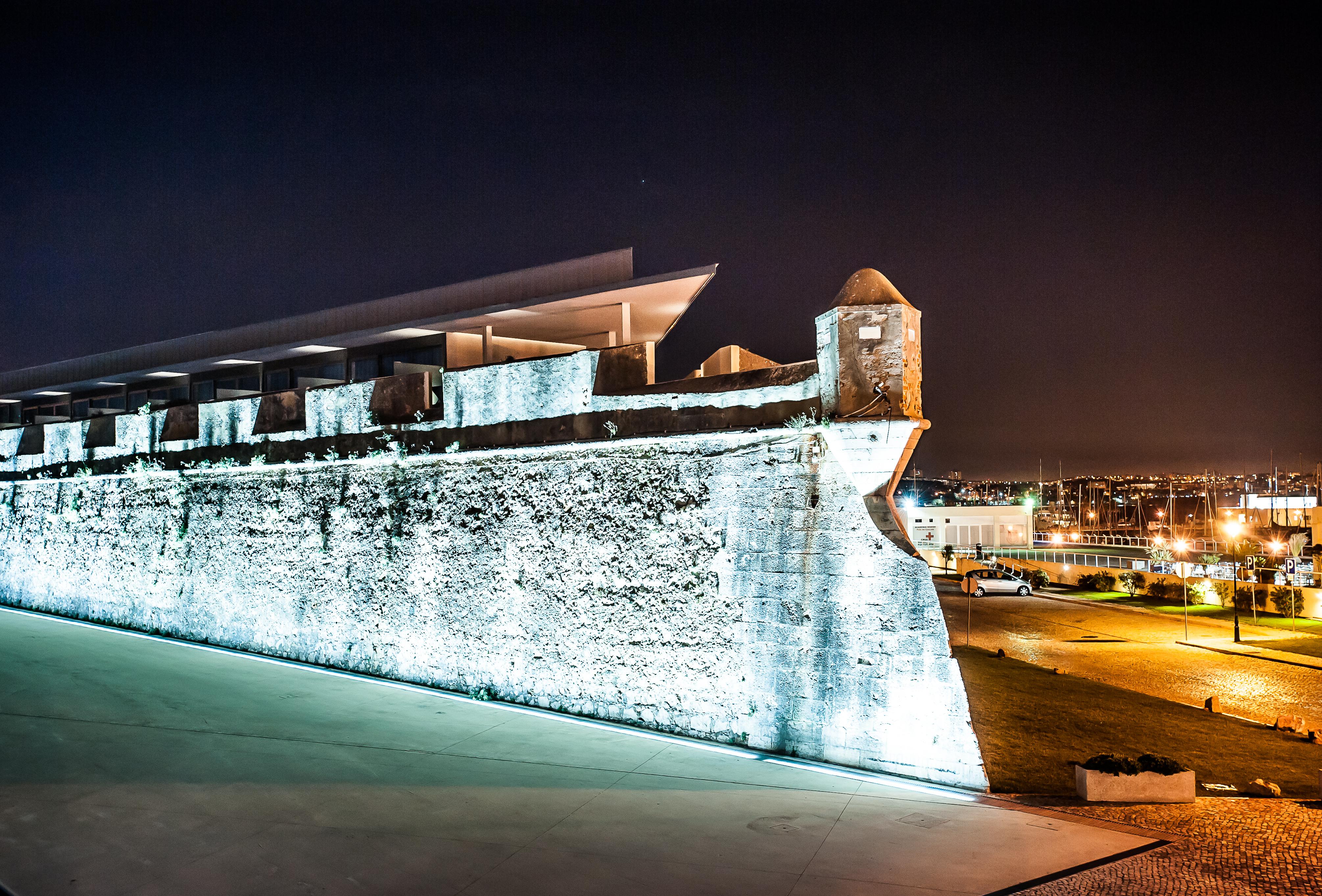 Pestana Cidadela Cascais - Pousada & Art District Exteriér fotografie The fort at night